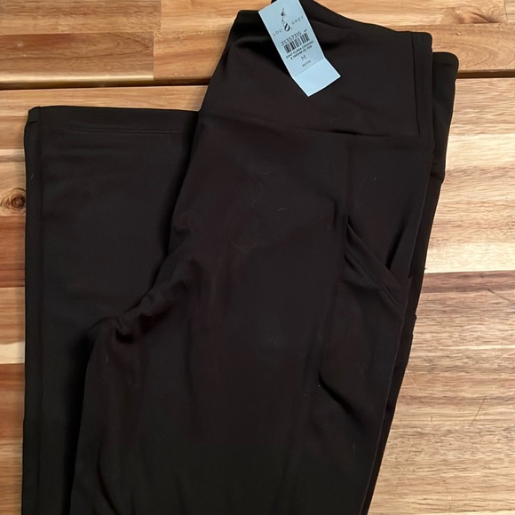New with tag. Size medium petite Lou and grey the loft boot cut legging - Picture 1 of 3